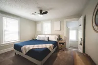 *Freshly Renovated & Clean! Perfect Family Home!* The Commons附近的飯店