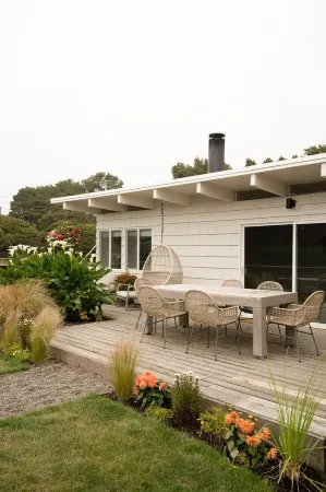 New! Cutest Cottage on the Oregon Coast + Hot Tub + Steps to the Beach! Отели в г. Нескауин