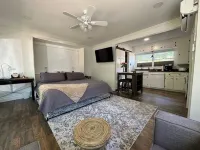 4 miles from Downtown this charming studio offers a cozy retreat for your stay.