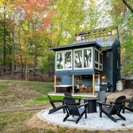 Peaceful Getaway-Hot Tub, Fire Pit, PS5, Amazing Views!