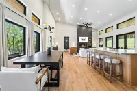 Welcome to The Yellowpine Retreat – Your Luxury Lakefront Retreat Lake Texoma Hotels in Sherman-Denison