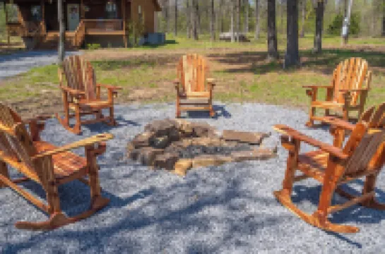 Secluded Tenkiller Cabin close to all Marinas! Less than 5 Minutes from Marinas!