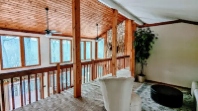 Beautiful, Spacious Poconos Cabin, Pool Table, 15 mins to Shawnee Ski mountains