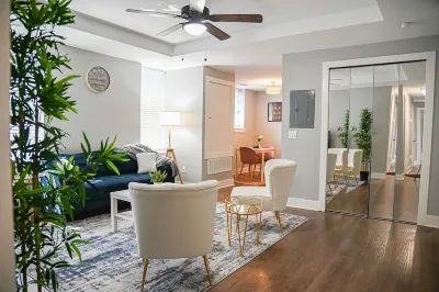 Cozy 2-Bedroom Apartment Minutes from Downtown Hotel a 