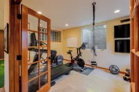 Luxury Retreat w/ Hot Tub, Home Theater & more. Kid & Pet Friendly! Hotel a Lafayette