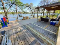 Waterfront Lake Cottage, Spacious Outdoor Deck! 🐕 🐶  BBQ grill and Firepit!