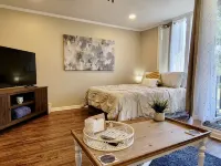 Studio in quite lake setting. Perfect for Golf, visit New Orleans or just relax. Hotels in Diamondhead