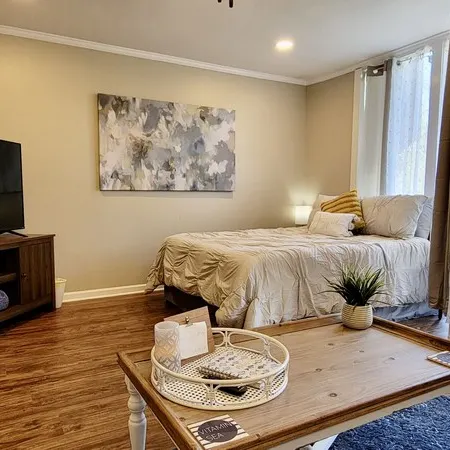Studio in quite lake setting. Perfect for Golf, visit New Orleans or just relax.