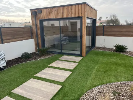 Villa Avec Piscine et Spa à 1 km de la Plage Отели в г. Сен-Жиль-Круа-де-Ви