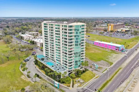 Escape to Ocean Club Biloxi: Your Beachside Haven Отели рядом с достопримечательностью «Mississippi Coast Coliseum and Convention Center»