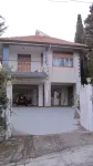 Single villa with large garden and covered parking