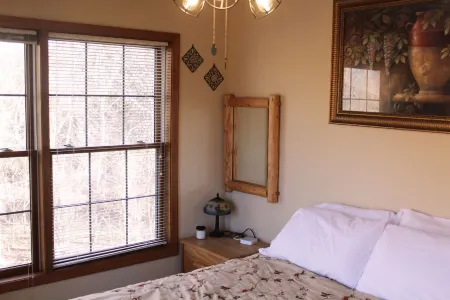 Minutes from Giant City - SIU - Shawnee Winetrail - Cedar Lake - Shawnee Forest!