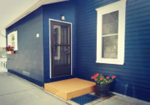 Bluffside cottage with gorgeous river views