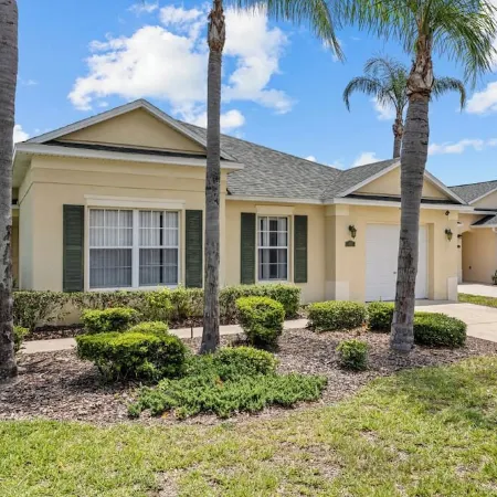 Peaceful home with Pool Dog friendly 4 Bedrooms 3 Bathrooms backyard view water.