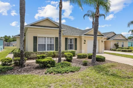 Peaceful home with Pool Dog friendly 4 Bedrooms 3 Bathrooms backyard view water.