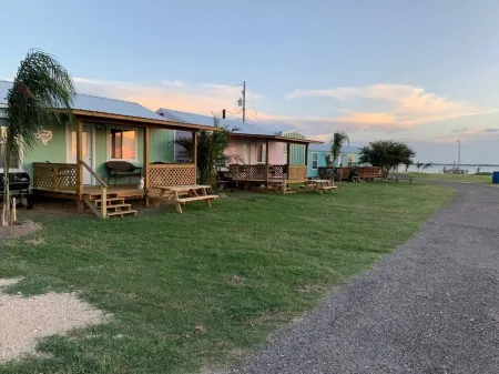 PRIVATE PIER, "FLOUNDER FLATS" CABIN ON COPANO BAY