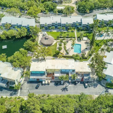 Overlooking the Lagoon and Pool Includes Use of Golf Cart & 2 Kayaks