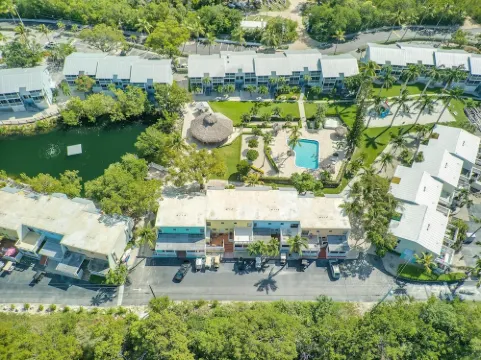Overlooking the Lagoon and Pool Includes Use of Golf Cart & 2 Kayaks
