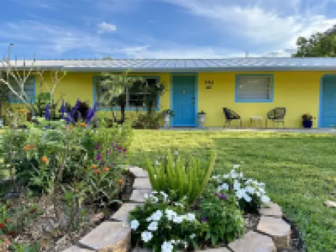 Casa Celeste. Fenced Back Yard. Close to Boat Ramp. Children and Dog Friendly. Hotels in Palm City