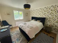 Luxury 4-5 Bed Home with Games Room and Balcony