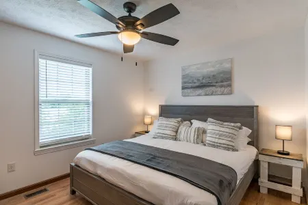 Fun 3 Bedroom Home with Gameroom near Ark!!