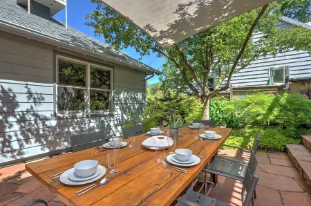 Charming Downtown Home w/ Mountain Views & Media Room, Near Hot Springs! Отели рядом с достопримечательностью «The Hideout at Glenwood Springs»