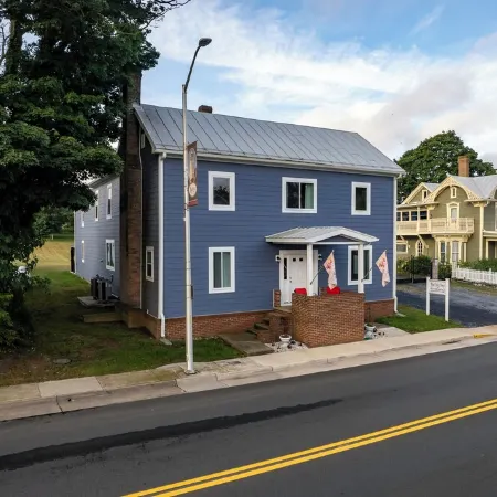 The Flynn- Cute & Cozy Home on Main St, Luray - right downtown! Chef available