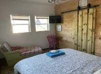 Hot tub, waterfront, Bush Gardens, kajaks, fishing