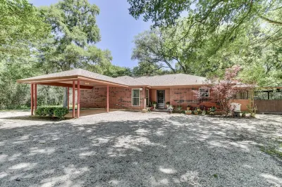 Riverside country retreat with easy access to all that Houston has to offer