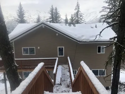 Stunning New Girdwood Home Minutes from Alyeska Hotel dekat Portage Glacier
