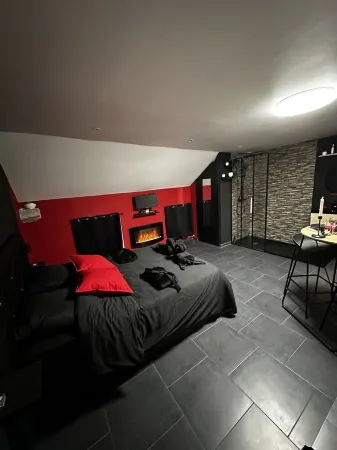 Love Room Avec Jacuzzi Отели в г. Ле Валь-д'Ажоль