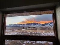 Classy 3-Bedroom Fishing Cottage with amazing lake and mountain views