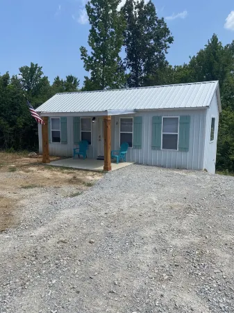 TN River Cabin! Sleeps 5-6! Located on the river! Boat ramp just feet away!