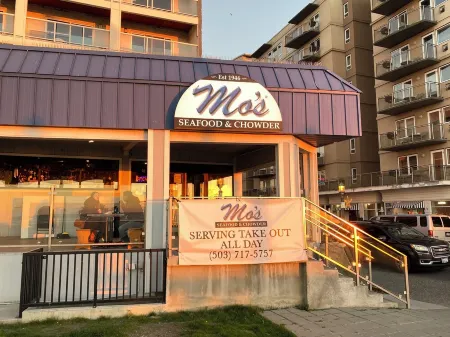 Seaside Getaway: Your Beachfront Resort Retreat on the Promenade. Отели в г. Сисайд