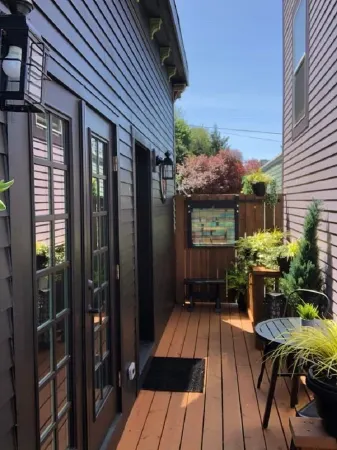 Tiny House Near Downtown Astoria Отели в г. Астория