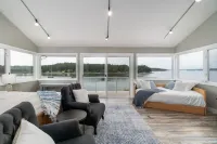 WATERFRONT 3BR/2BA MT RAINIER VIEWS, PRIVATE BEACH