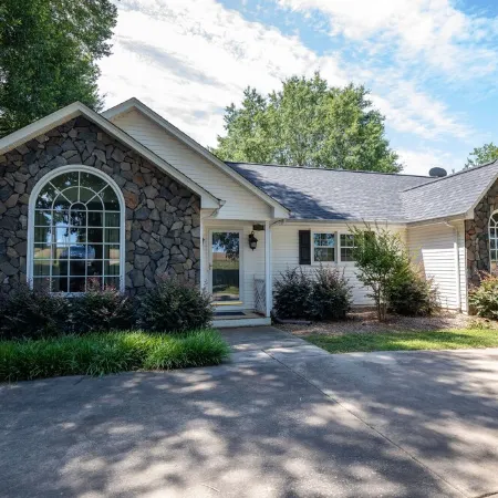 Spacious Lakehouse, Arcade Games, Huge Flat Yard, Premium Linens Included!