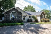 Spacious Lakehouse, Arcade Games, Huge Flat Yard, Premium Linens Included!
