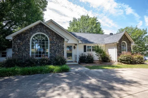 Spacious Lakehouse, Arcade Games, Huge Flat Yard, Premium Linens Included!