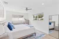 Minutes from the beach! Paradise Oasis full of entertainment! Pool Table!