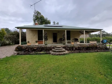 Quaint stone cottage nestled in the hills between Meadows Goolwa and Strathalbyn Отели в г. Ashbourne