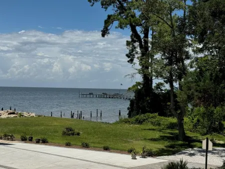 NEW LISTING! Cozy Fairhope Cottage w/Bayview