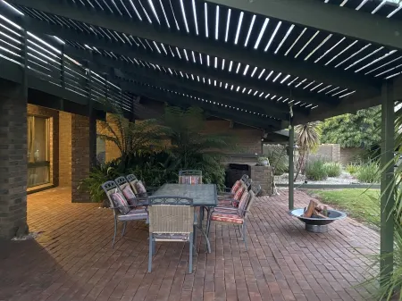 Country lifestyle on acres 4 minute drive from the Main Street