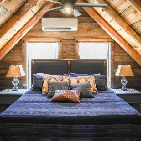Cabin w modern upgrades next to the BEST wine, stars, peace, hot tub, relax