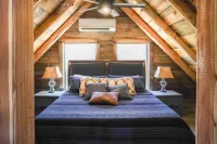 Cabin w modern upgrades next to the BEST wine, stars, peace, hot tub, relax