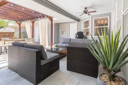 Cowboy pool, BBQ, pool table, firepit, fiber internet, WFH