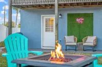 The Fab Flamingo 🦩 2 King Beds 2 Miles to Beach 🏝