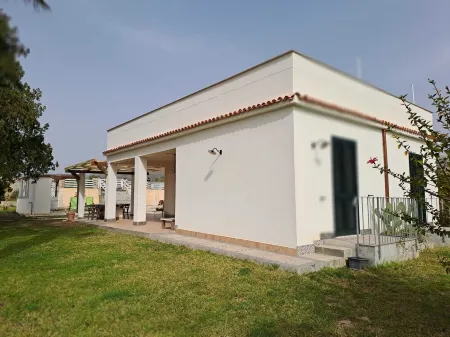 Villa Corradò 500m from the Sea .Swimming Pool, 6-7Posti Cin IT089002C2Peruwyy