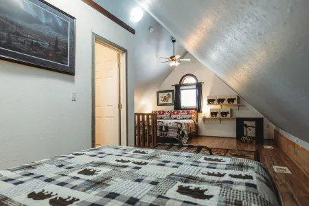 Cozy Alaskan themed cabin suitable for families or couples! King size bed, w/d