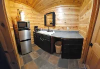 Little cabin in the heart of the Kiamichi Mountains 33 miles from Hochatown, OK Hotels in Pushmataha County